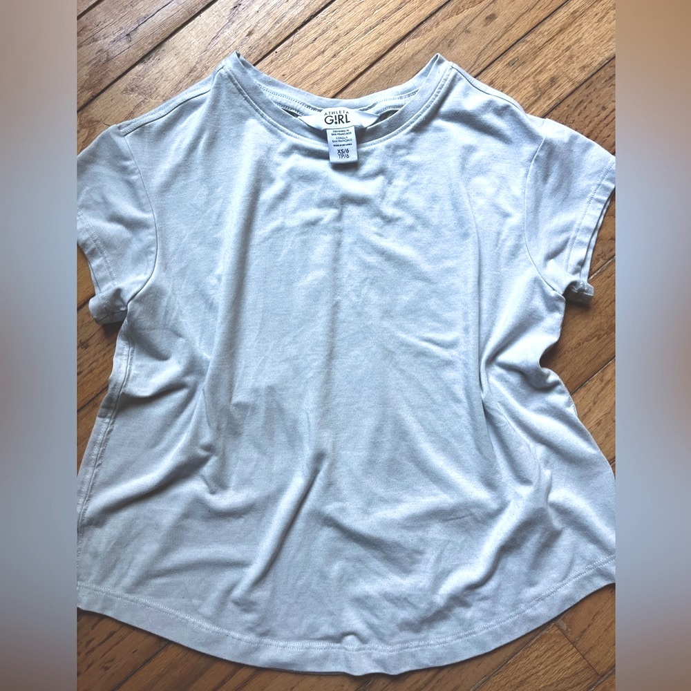Athleta Girl Crewneck Tee Size XS/6 Light Pale Gray T. Shirt Back Pleat Detail